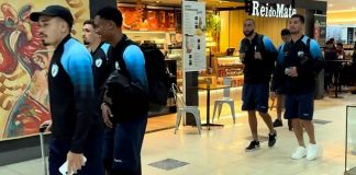 Jogadores do Londrina-PR no aeroporto aguardando embarque para Belém – Foto: Rafael Ribeiro