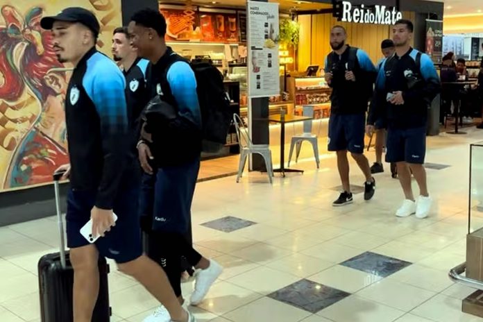 Jogadores do Londrina-PR no aeroporto aguardando embarque para Belém – Foto: Rafael Ribeiro