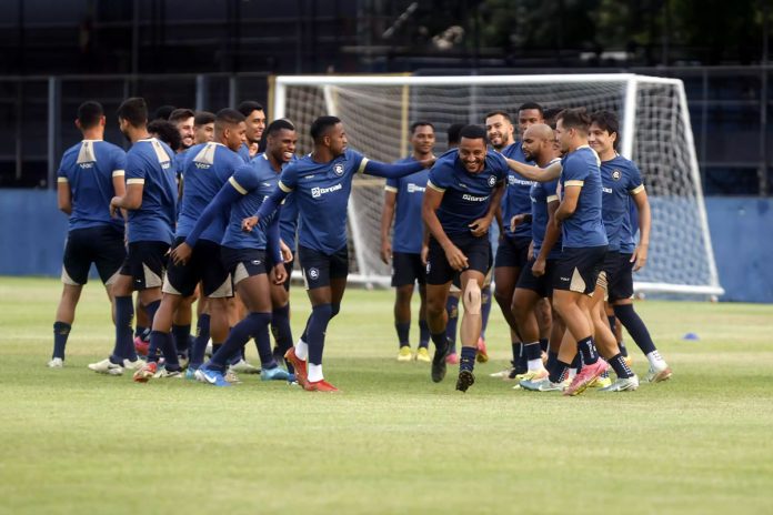 Rafael Castro festejou aniversário ao lado dos companheiros com o tradicional "corredor polonês" – Foto: Cristino Martins (O Liberal)