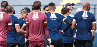 Rodrigo Santana orienta os jogadores antes de iniciar o treino – Foto: Samara Miranda (Clube do Remo)