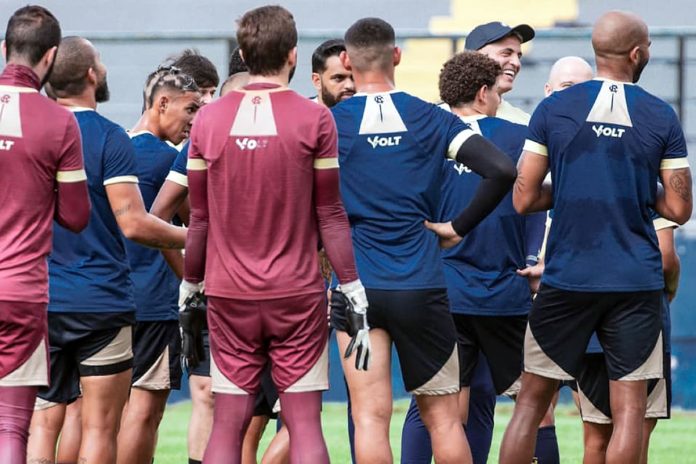 Rodrigo Santana orienta os jogadores antes de iniciar o treino – Foto: Samara Miranda (Clube do Remo)