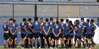 Rodrigo Santana orienta os jogadores antes de iniciar o treino – Foto: Carmem Helena (O Liberal)