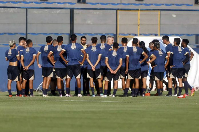 Rodrigo Santana orienta os jogadores antes de iniciar o treino – Foto: Carmem Helena (O Liberal)