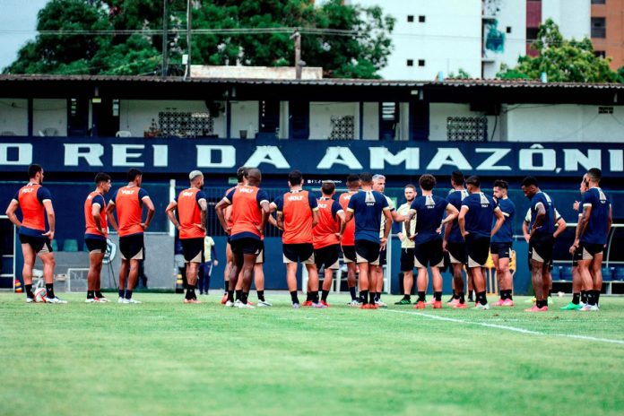 Rodrigo Santana orienta os jogadores antes de iniciar o treino – Foto: Samara Miranda (Clube do Remo)