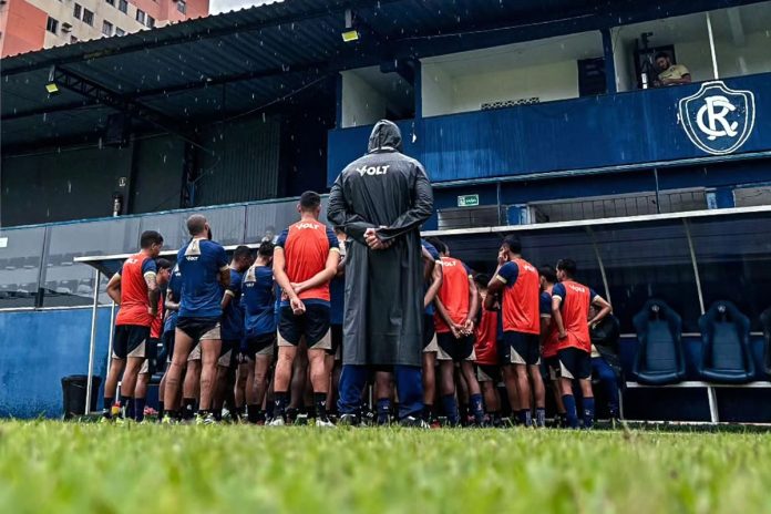 Rodrigo Santana orienta os jogadores antes de iniciar o treino – Foto: Samara Miranda (Clube do Remo)